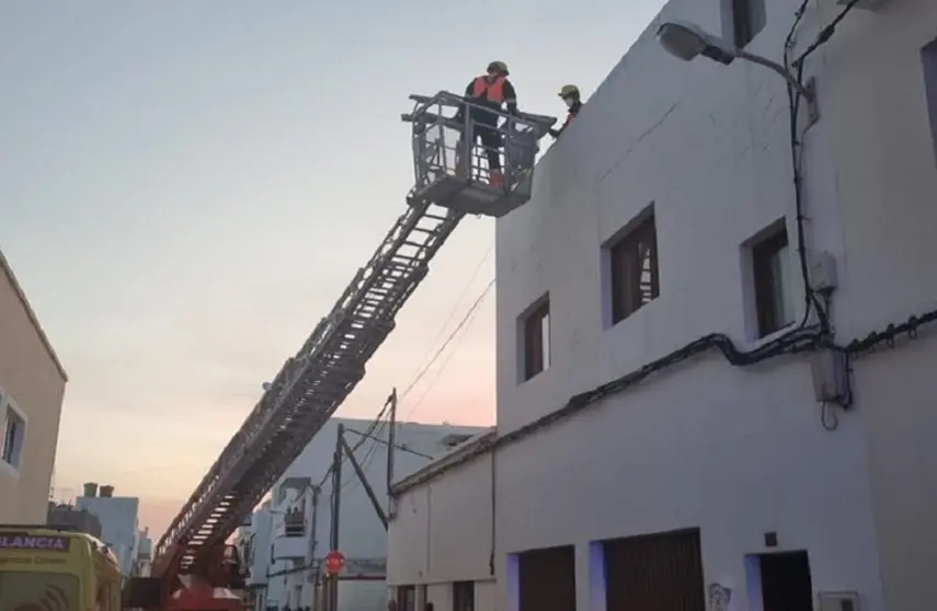 Imagen de los bomberos realizando la extracción del afectado con la autoescala.