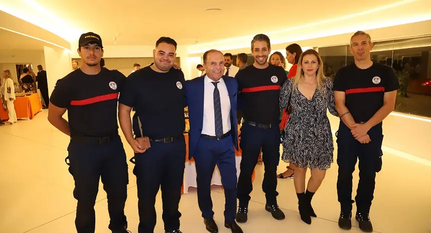 Imagen de Jesús Machín y Yurena Cubas junto a los representantes de Protección Civil en Tinajo.