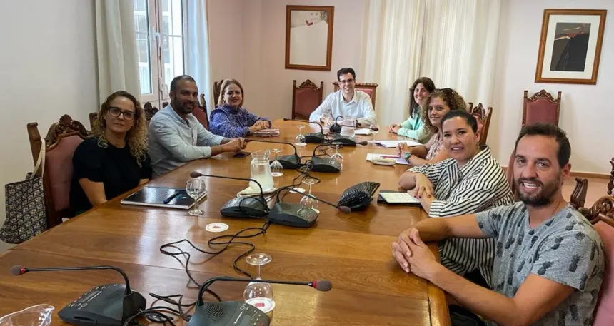 Imagen de la reunión Navidad Isleña entre el consejero de Cultura y los diferentes concejales.