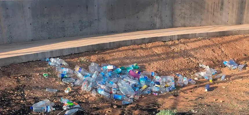 Acumulación de botellas de agua en la zona