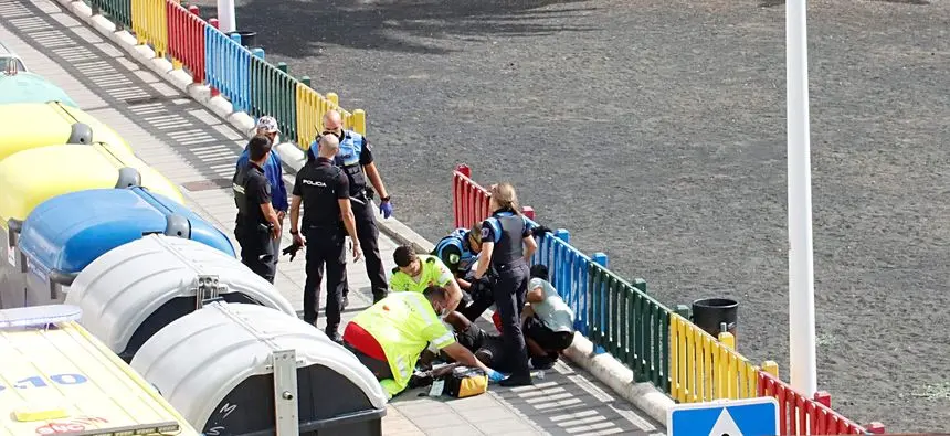 Momento de la asistencia al herido por parte de los técnicos del SUC. Fotos, DORY HERNÁNDEZ