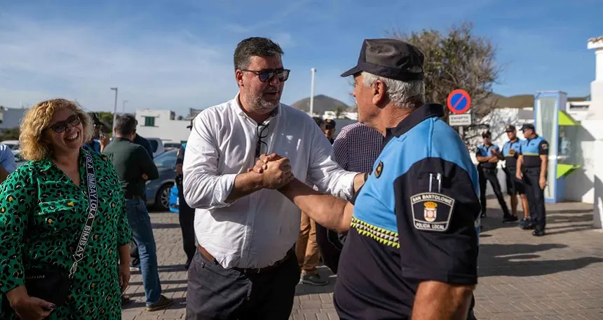 Imagen de Isidro Pérez junto al Oficial Jefe de la Policía Local de San Bartolomé,Carmelo Tejera Luzardo.