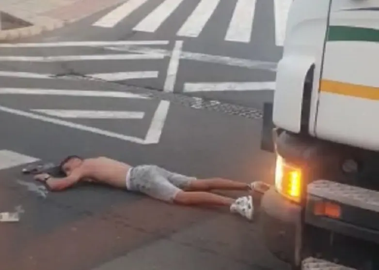 Imagen del joven de origen magrebí tumbado en medio de la carretera en Puerto del Carmen.