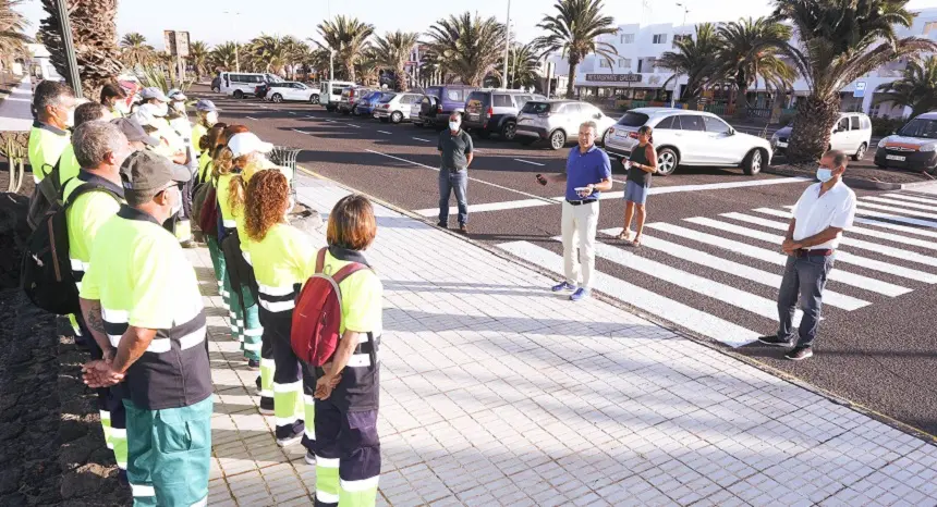 Imagen de Oswaldo Betancort junto a componentes del Plan de Empleo en Costa Teguise.