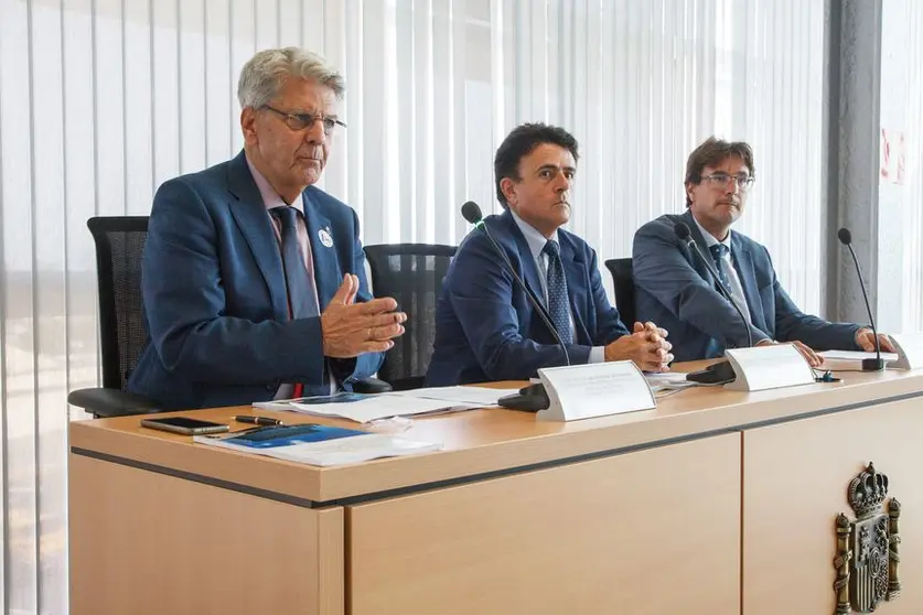Rueda de prensa de Julio Pérez (primero por la izquierda).