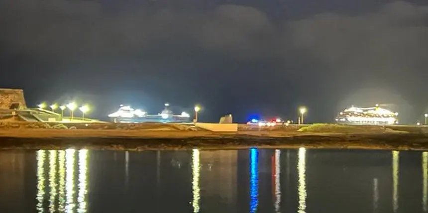 Imagen de la llegada de los inmigrantes de madrugada al muelle comercial
