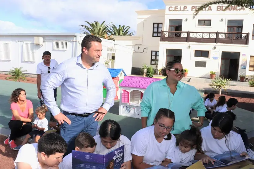 Imagen del alcalde de Yaiza junto a la vicedirectora Raquel Rodríguez en una actividad municipal.