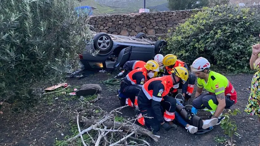 Momento en el que trasladaron a la víctima del vuelco