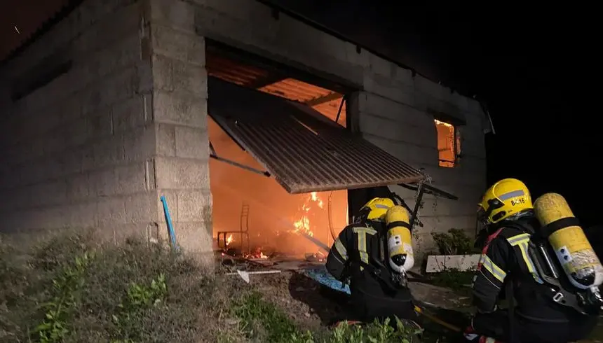 Momento de la actuación de los bomberos