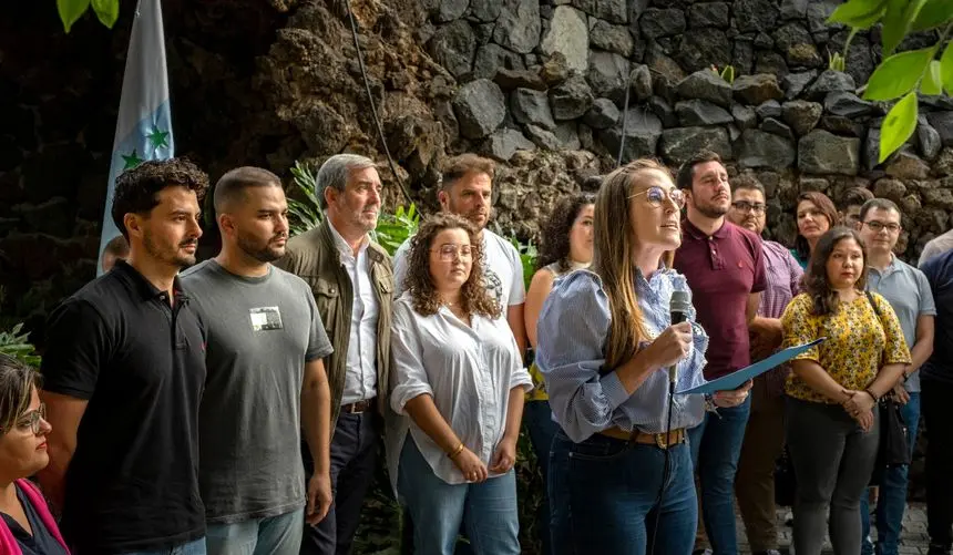 Los lanzaroteños David Toledo y Jesús Machín junto a Fernando Clavijo y el resto de jóvenes nacionalistas en el acto