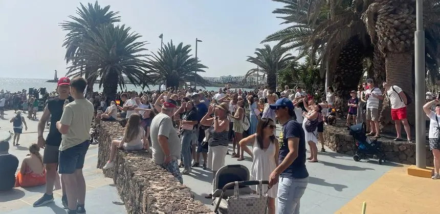 Imagen de la cantidad de personas que se fueron concentrando en la playa de Las Cucharas