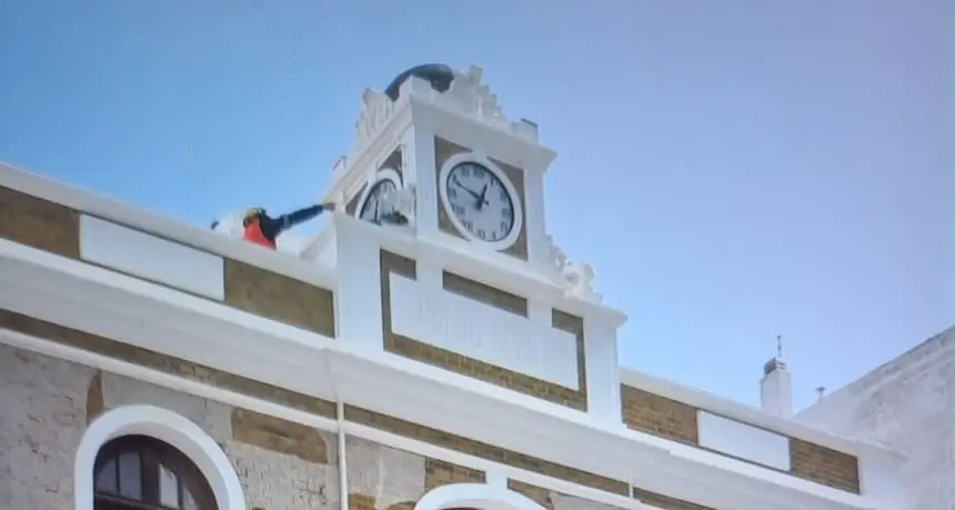 Los bomberos interviniendo en la parte del reloj del Cabildo Viejo