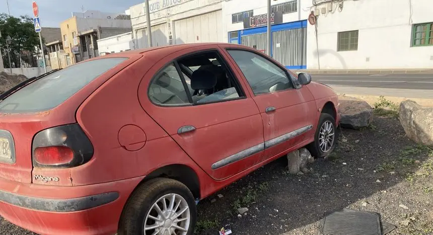 Imagen de uno de los vehículos abandonados en el barrio