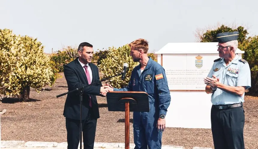 Oswaldo Betancort saludando a uno de los integrantes de la Patrulla