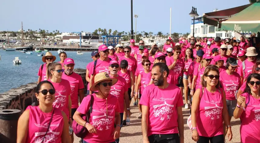 Imagen de la impresionante marea rosa que recorrió este domingo Yaiza