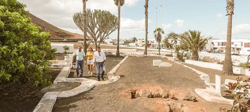 Oswaldo Betancort con Eugenio Robayna y Olivia Duque supervisando la zona.