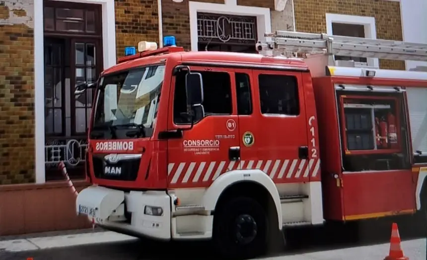 Imagen del camión de bomberos junto a el edificio del Cabildo viejo.