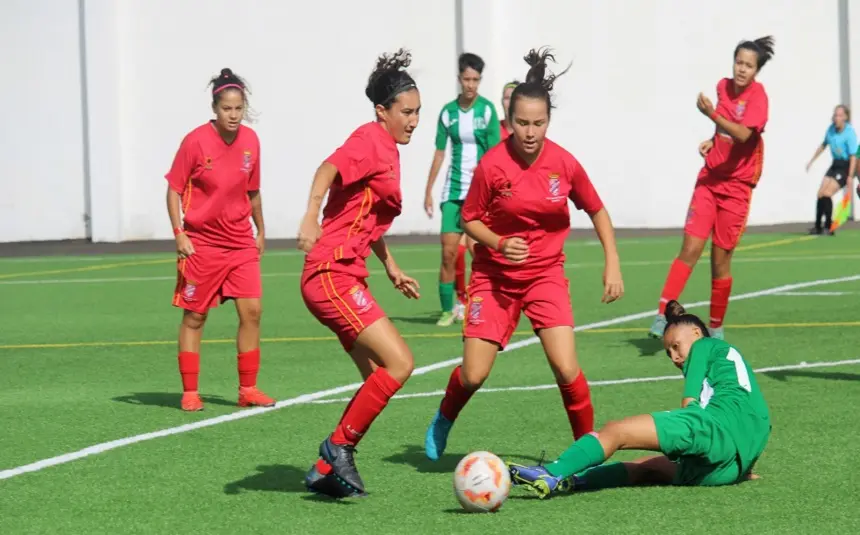 Imagen de las jugadoras del Puerto del Carmen en la disputa de un balón.