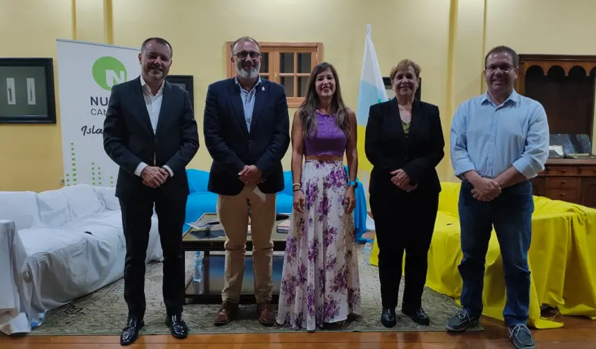 Imagen de los representantes de Nueva Canarias en la celebración por el día de la bandera canaria.