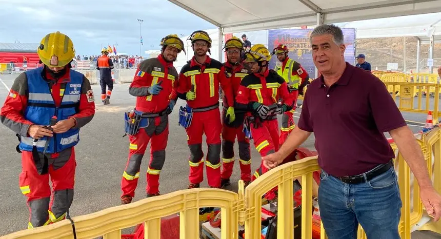 Imagen de Eugenio Robayna con los bomberos del Consorcio de Seguridad y Emergencias de Lanzarote.