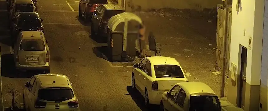 Imagen del detenido prendiendo fuego a un contenedor.