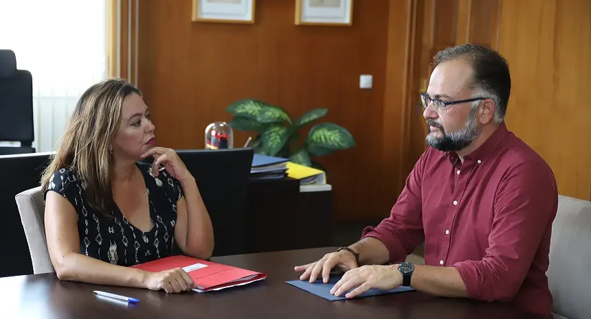 Imagen de María Dolores Corujo junto a Jorge Peñas.