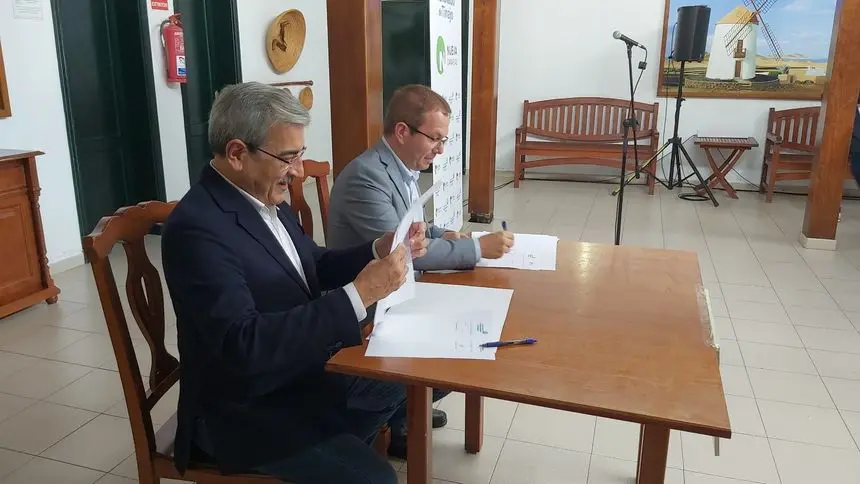 Antonio Morales con Román Rodríguez en la firma del acuerdo entre MRT y NC.