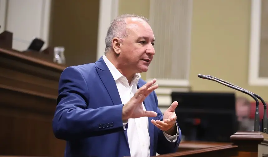 Luis Campos en el Parlamento de Canarias.