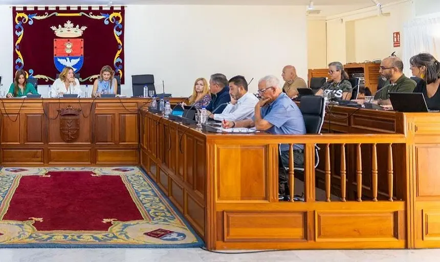 Imagen de Astid Pérez y de la oposición en un pleno del Ayuntamiento de Arrecife.