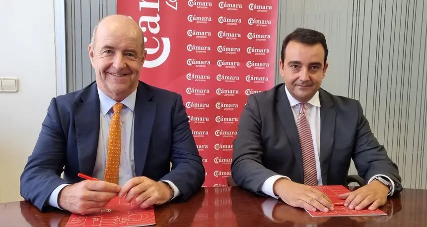 Imagen de los dos representantes empresariales antes de la firma.