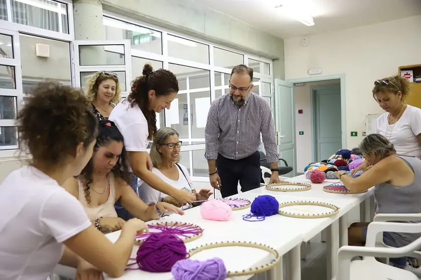 Imagen de Jorge Peñas visitanto a las participantes del proyecto Tradición en Acción.