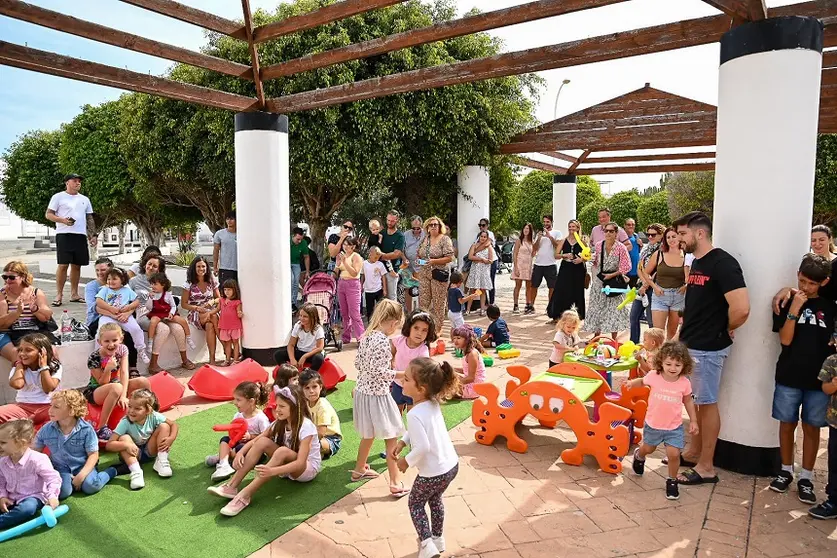 Imagen de los más jóvenes de San Bartolomé disfrutando de proyecto Dinamización Infantil.