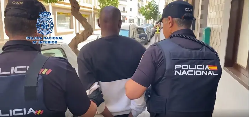 Imagen del detenido siendo escoltado por la Policía Nacional.