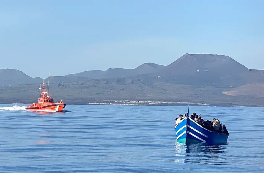 Imagen de una de las pateras que han llegado este viernes a la zona norte de Lanzarote.