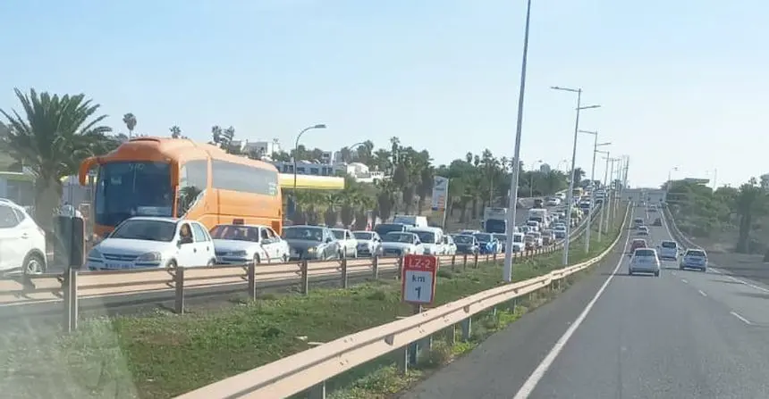 Imagen de las retenciones que se han producido en la autovía de Arrecife.