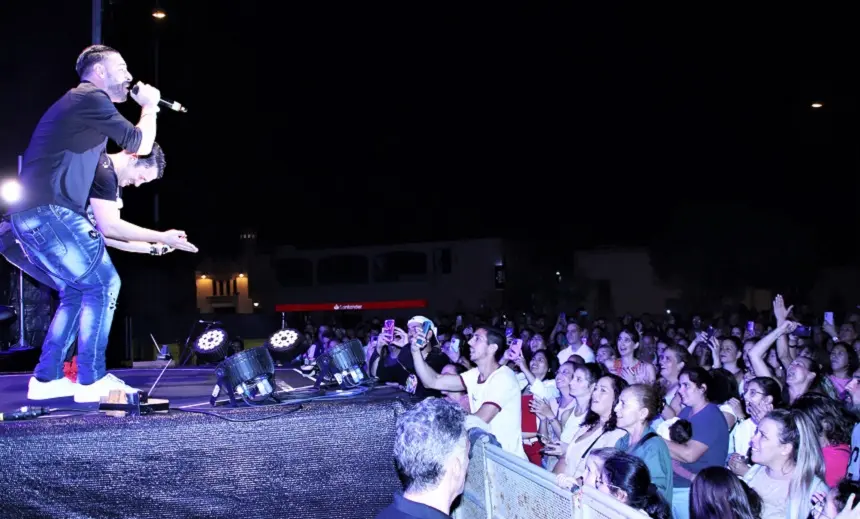 Imagen de los asistentes disfrutando del concierto de Andy y Lucas.