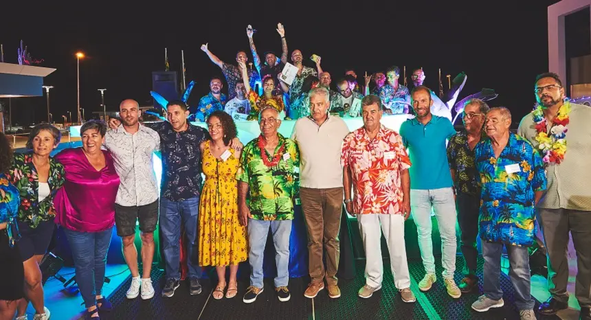 Imagen de los representantes públicos junto a los diferentes participantes del concurso.