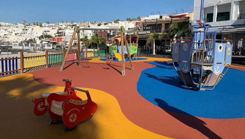 Imagen del parque infantil de la plaza del Varadero tras su renovación.