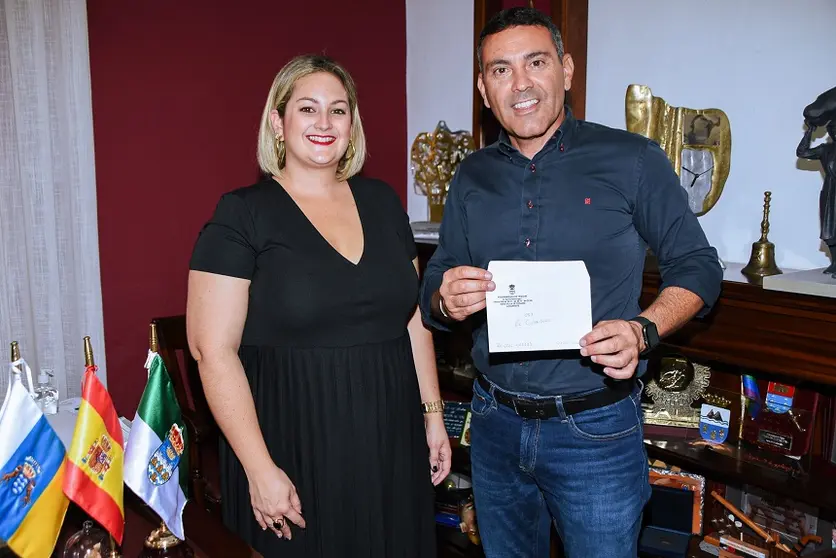 Imagen de Oswaldo Betancort junto a Sara Bermúdez.