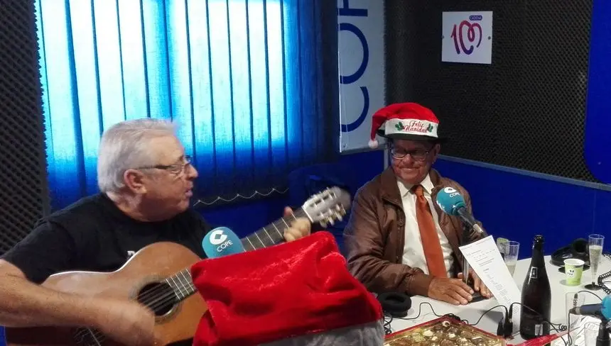 Pedro en unas navidades tocando la guitarra en la radio con su amigo Juan Machín.