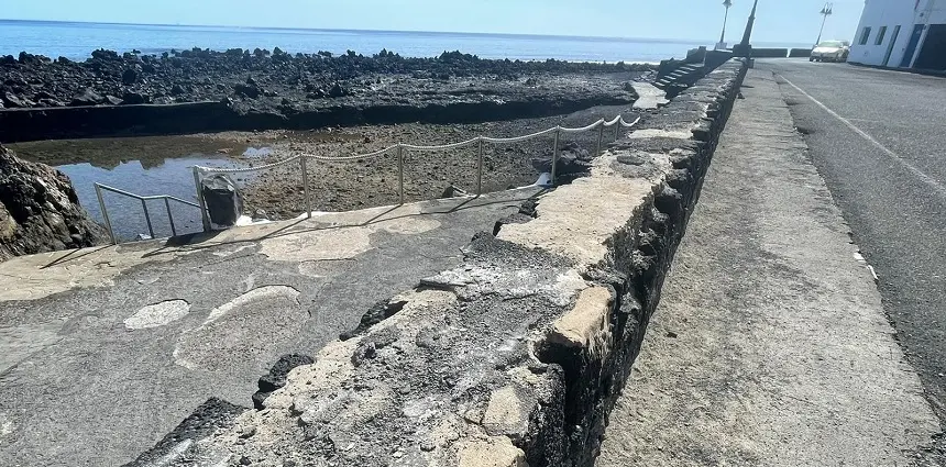 Imagen del estado de los muros de piedra de la Calle Las Salinas en Punta Mujeres.
