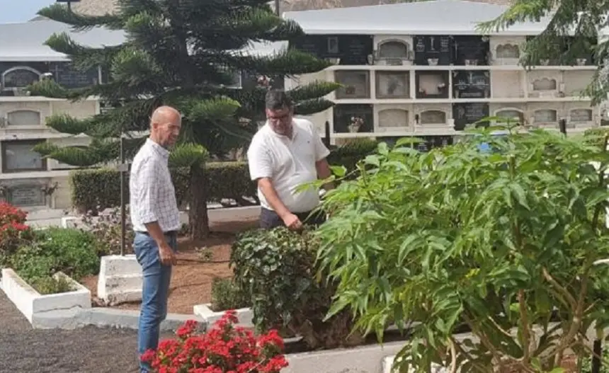El alcalde, Isidro Pérez, y el concejal Raúl de León supervisando que todo estuviera como tiene que estar.