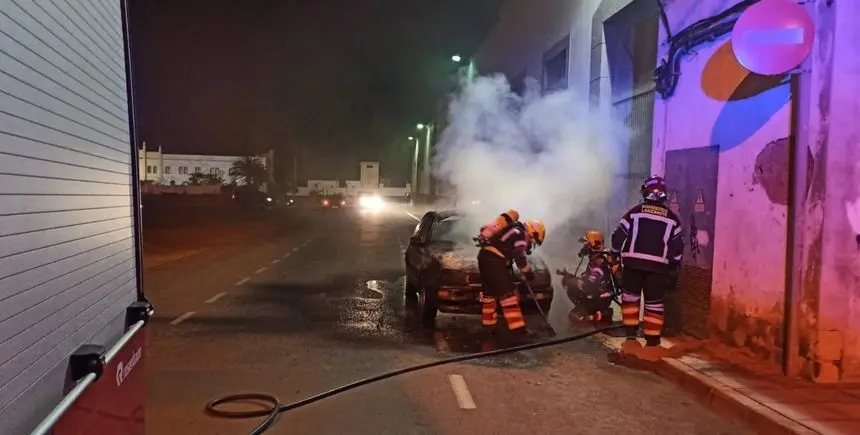 Imagen de archivo de uno de los numerosos coches quemados en la capital de Lanzarote