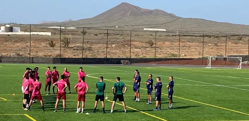 Los jugadores y el cuerpo técnico en una charla previa al entrenamiento