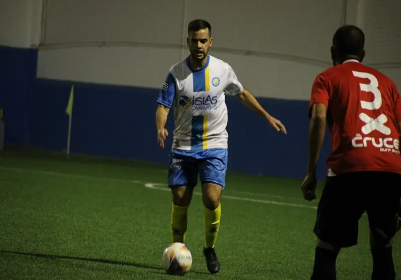 Imagen de un jugador de la Liga Insular de Fútbol Veterano de Lanzarote a punto de golpear el balón.