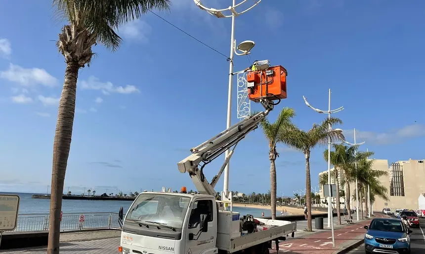 Imagen  de la instalación del alumbrado de navidad.