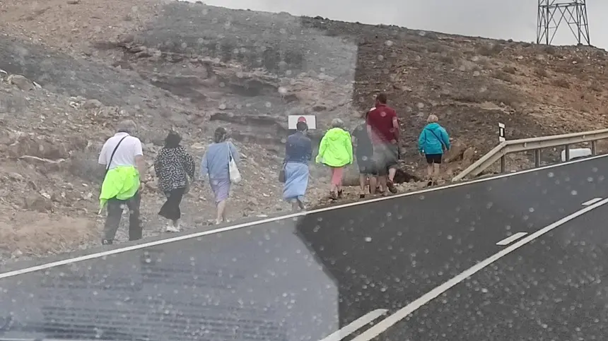 Imagen de gente desplazandose junto a la carretera para ir a  Las Grietas.