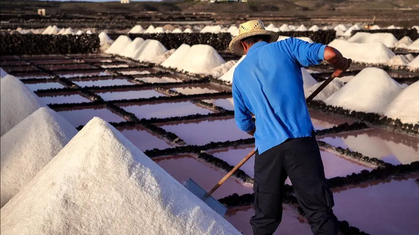 Imagen de un trabajador en las Salinas de Janubio.