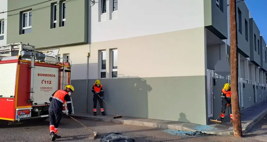 Imagen de los bomberos en el momento de su actuación en este siniestro.