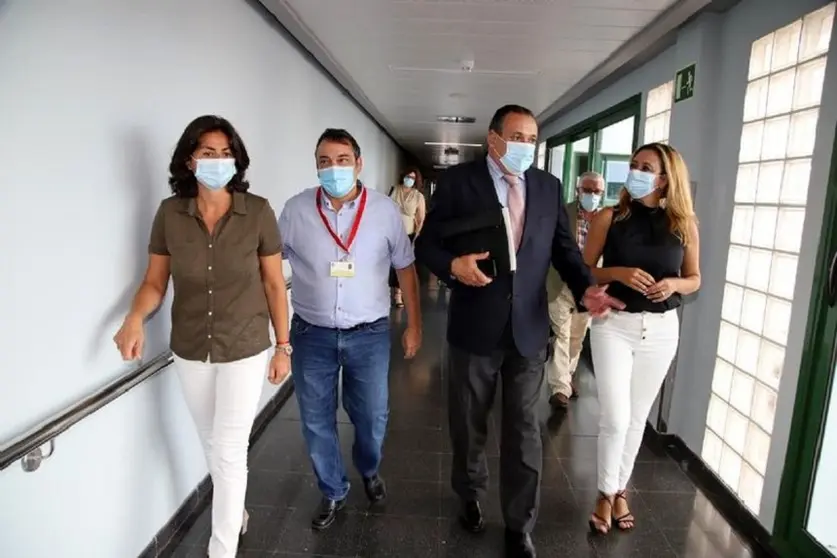 Noelia Umpiérrez junto al gerente del Hospital Molina Orosa, José Luis Aparicio, el consejero de Sanidad, Blas Trujillo, y la presidenta del Cabildo, María Dolores Corujo